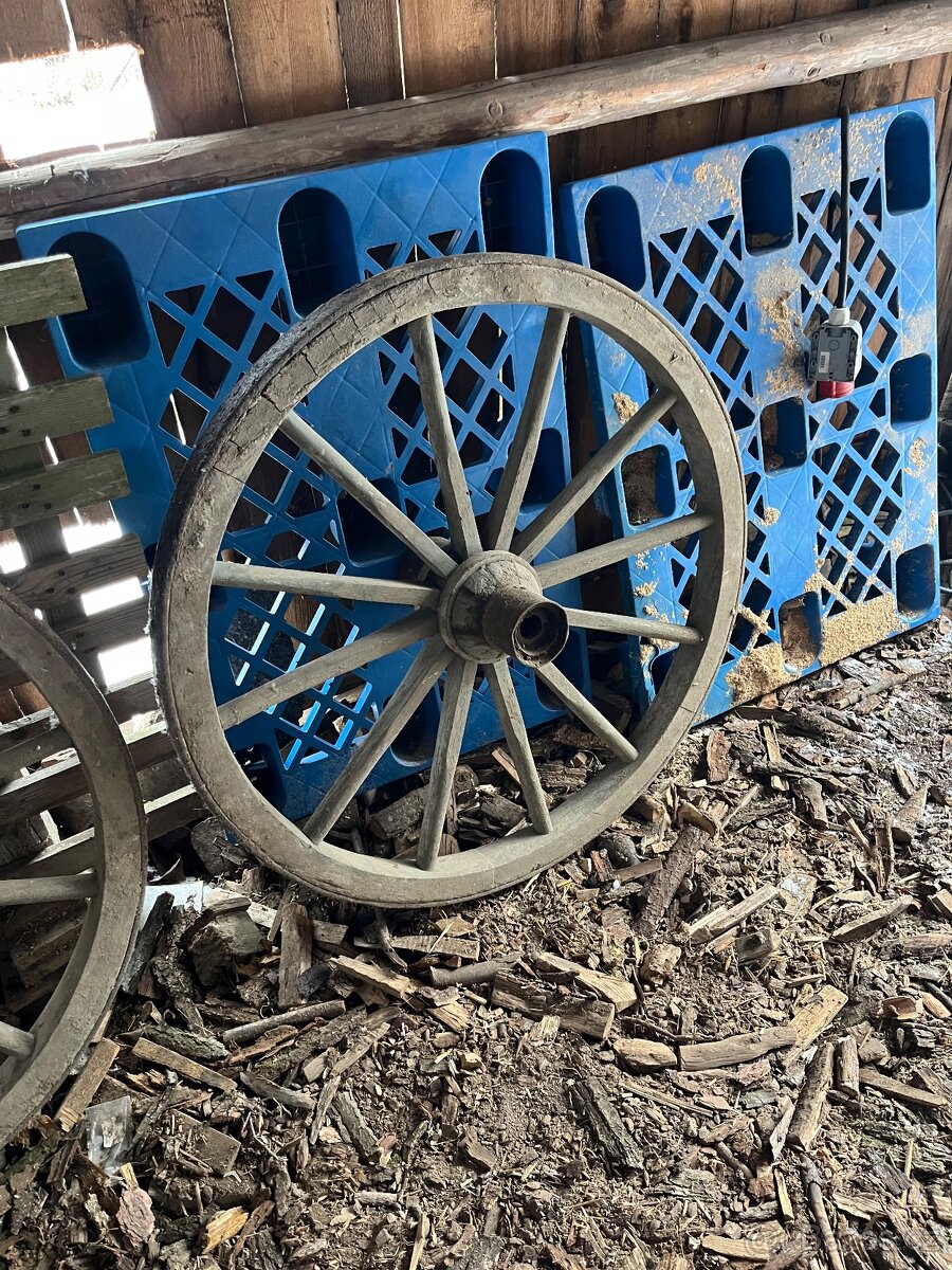 Kola a rám na povoz