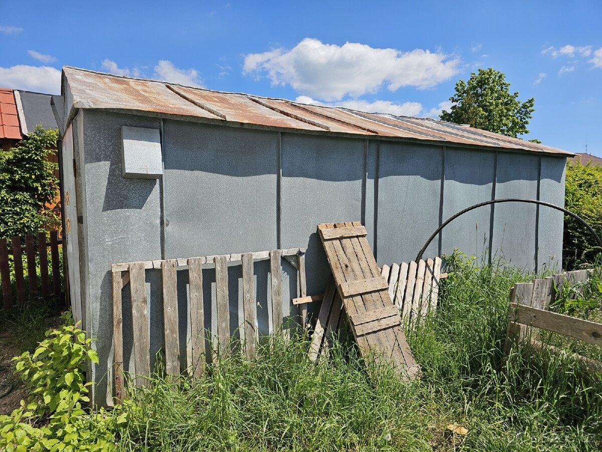 Plechová garáž