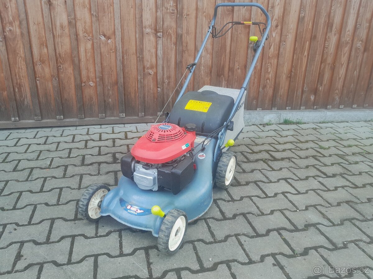 SEKACKA HONDA S POJEZDEM