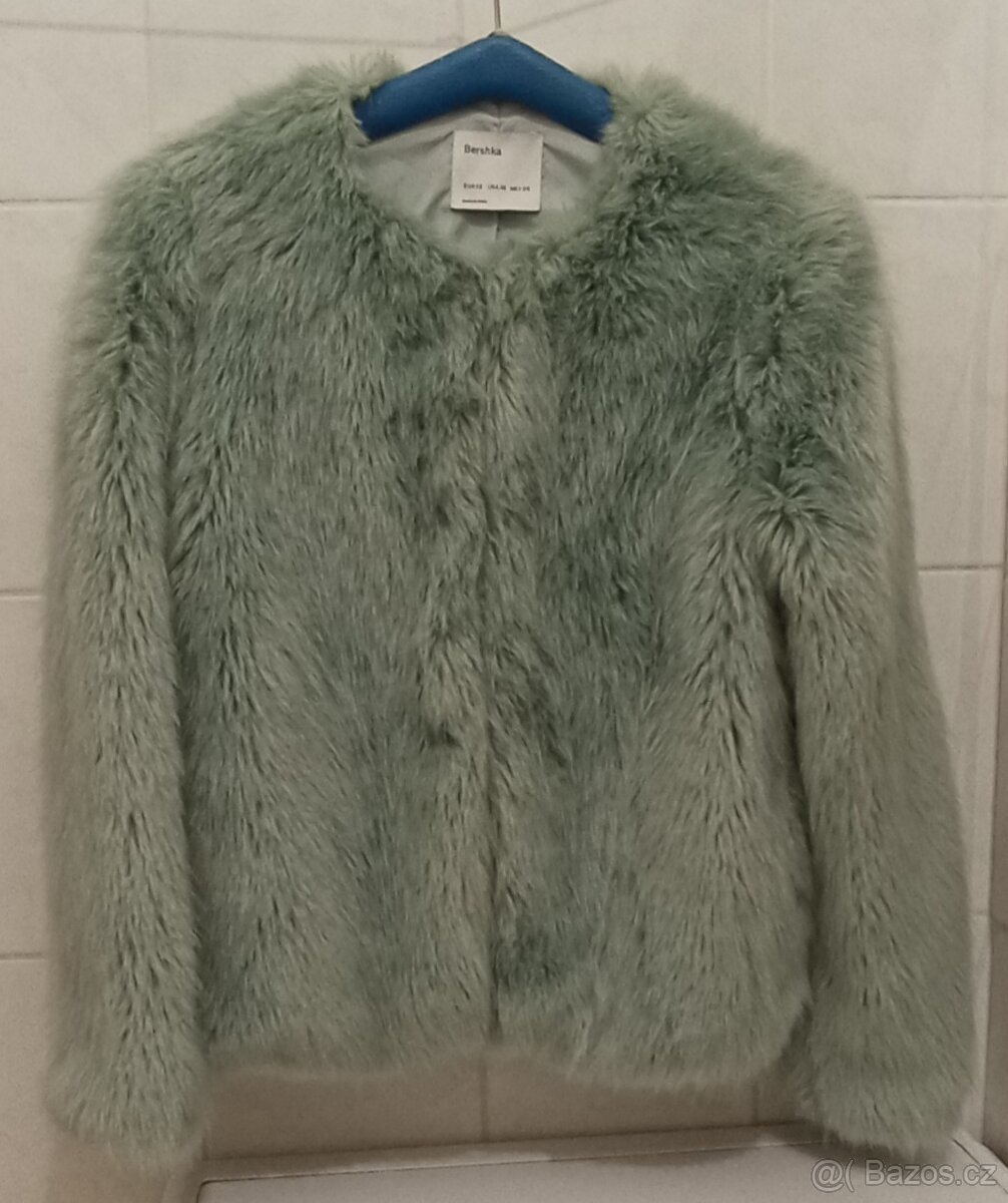 Chlupatá dámská bunda značky Bershka