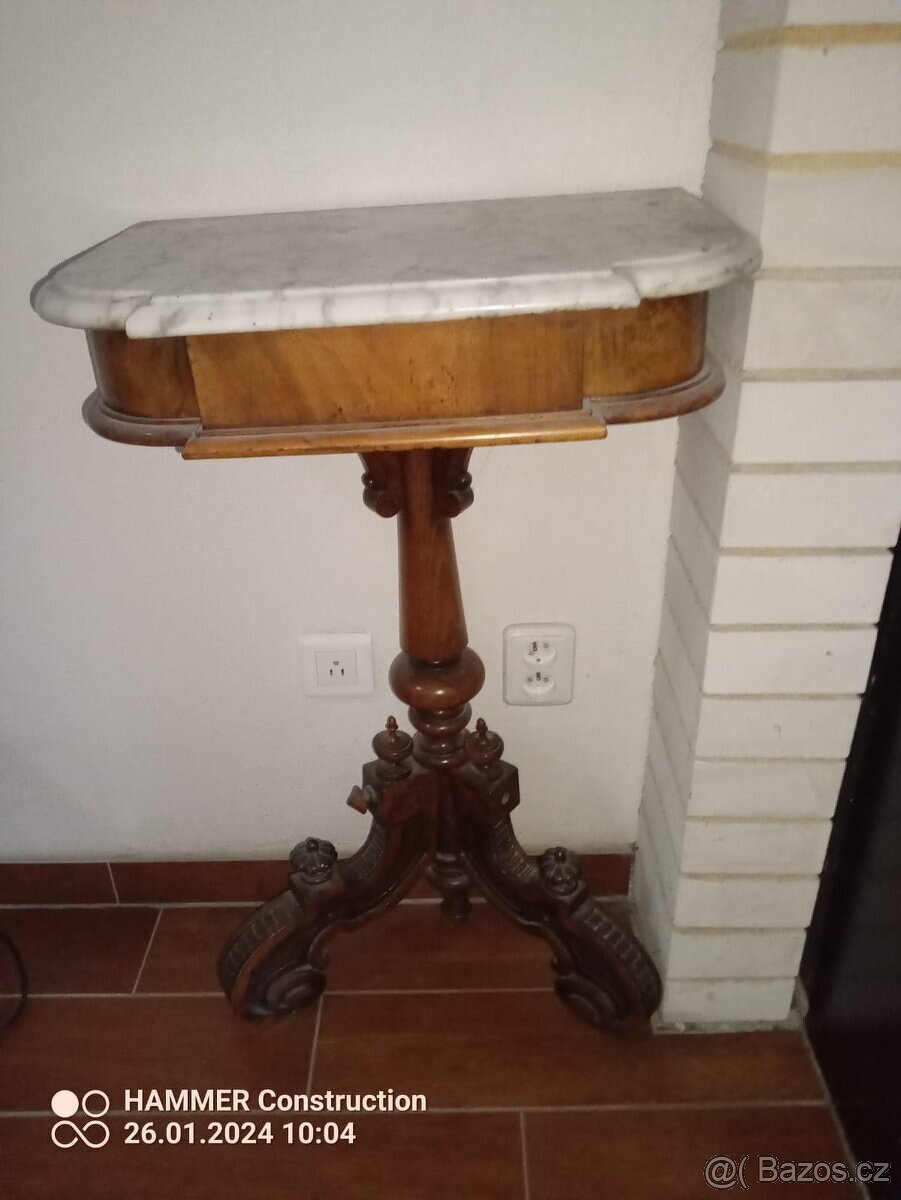 STAROŽITNÝ STOLEK S MRAMOROVOU DESKOU