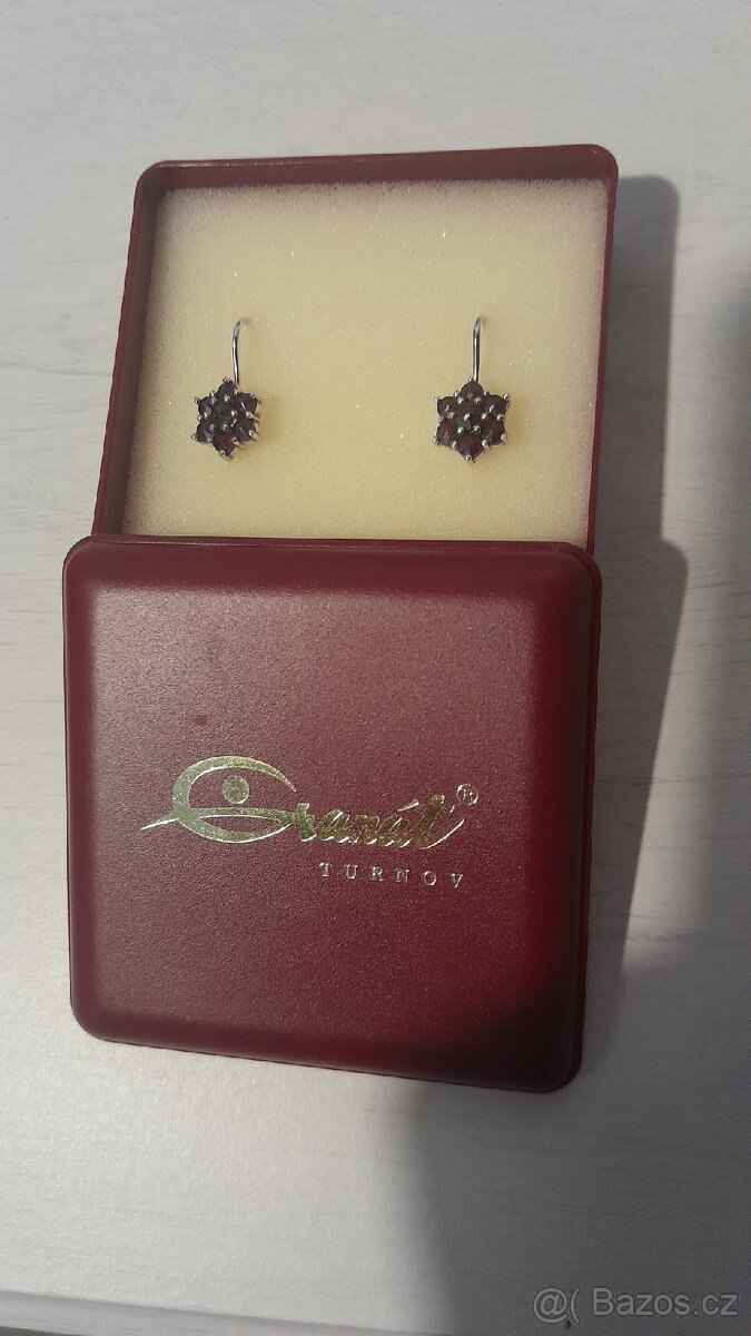 Stříbrné náušnice Granát