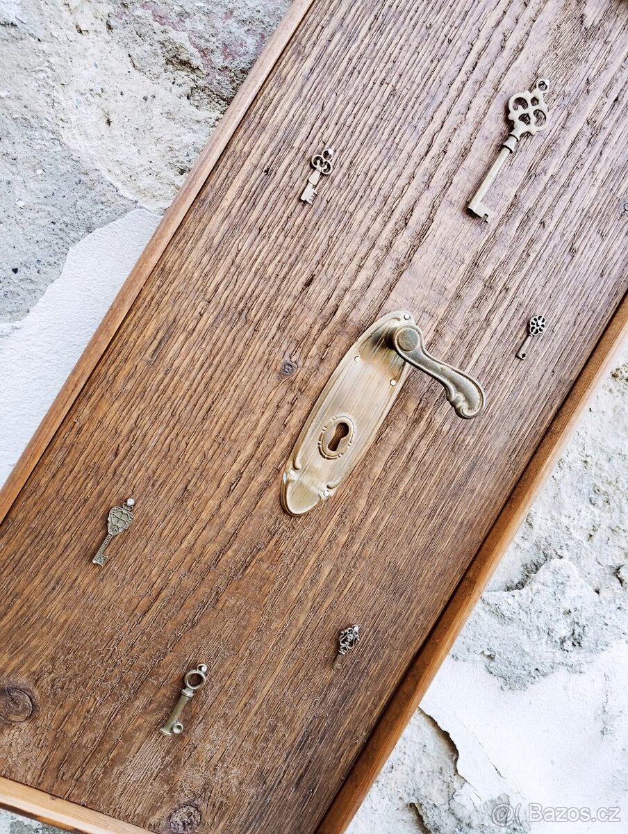 Věšáky, dekorace z masivu / Levně