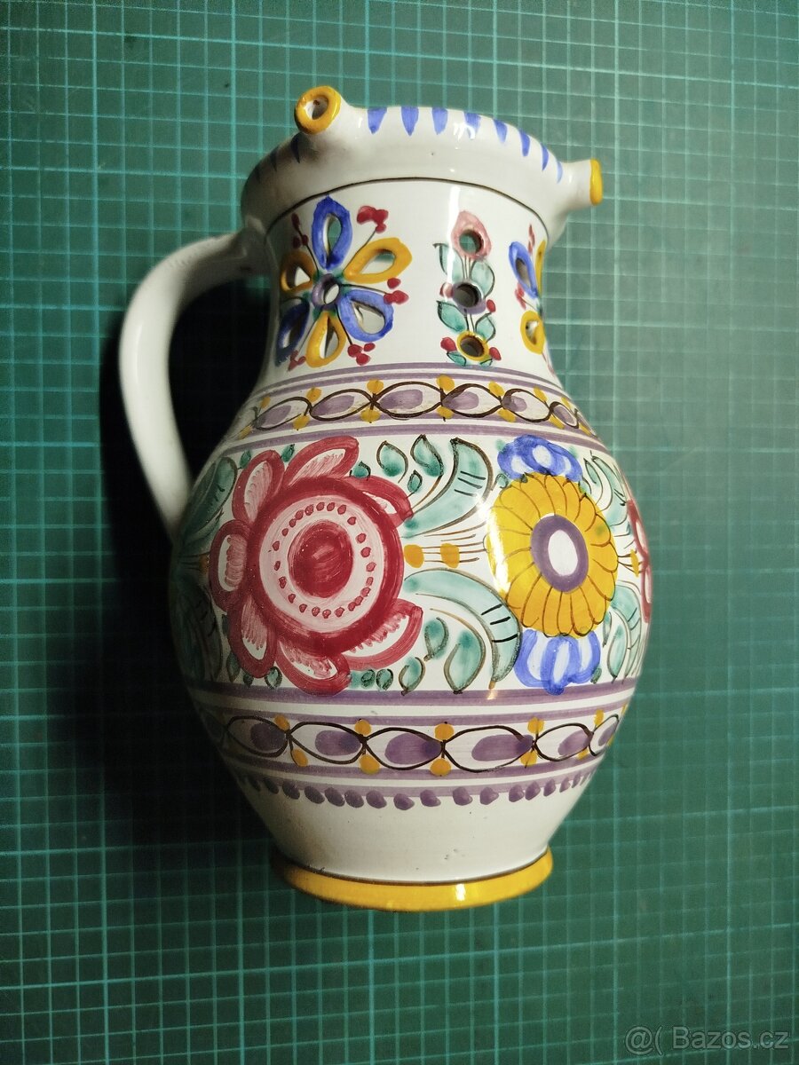 Fajánsový džbán šalebný - žertovní