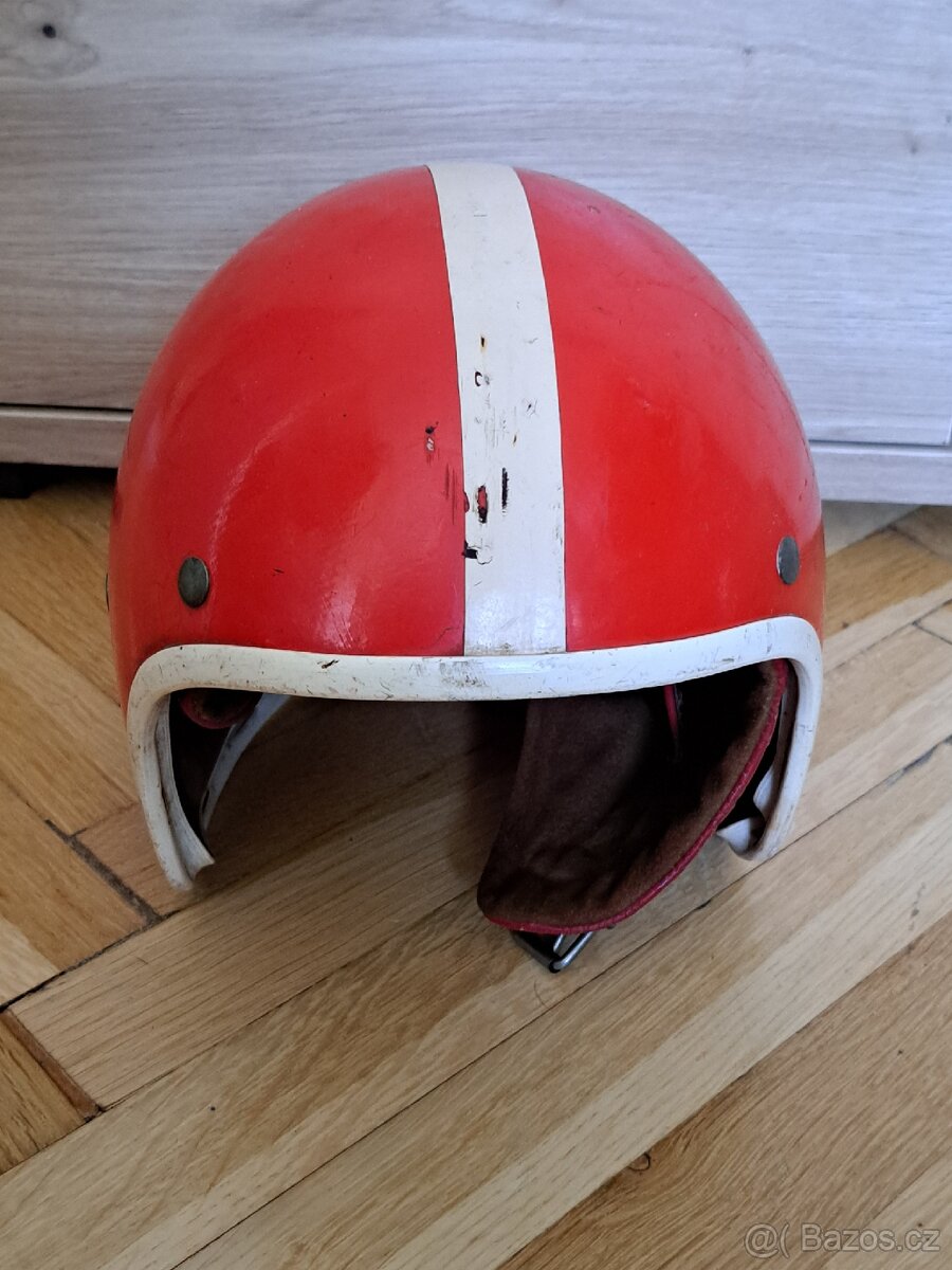 Přilba na veterána, retro přilba- KOVONA KARVINÁ - červená