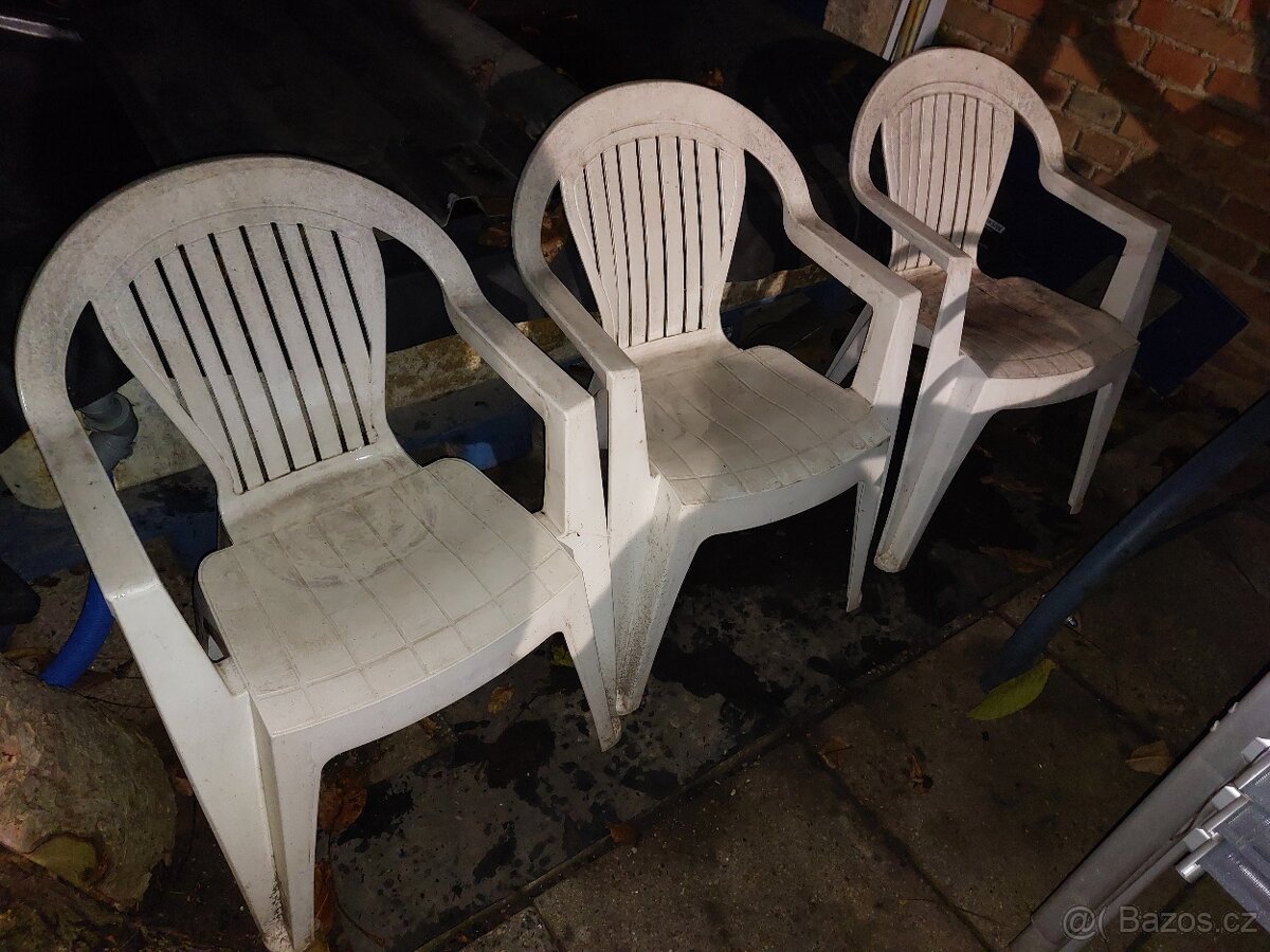 Daruji plastové zahradní židle.