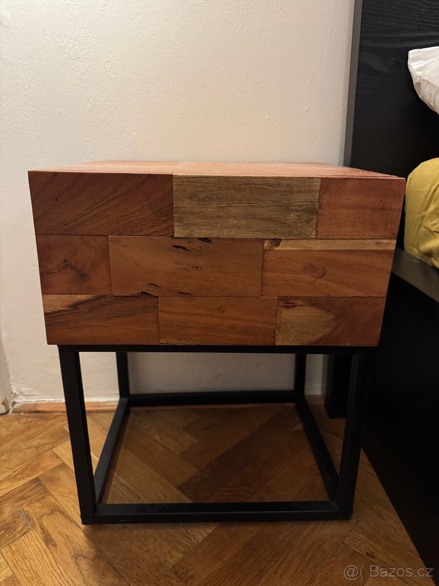 2 noční stolky z masivního dřeva / wood night stands