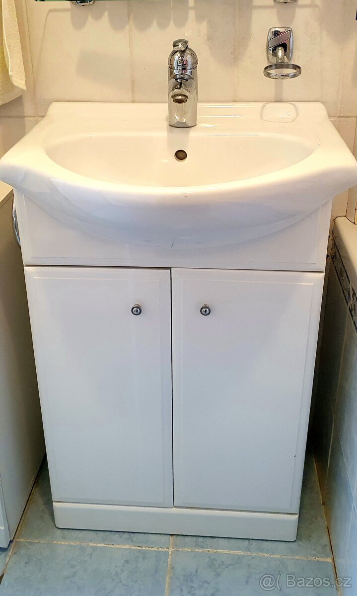 Koupelnová skříňka s umyvadlem