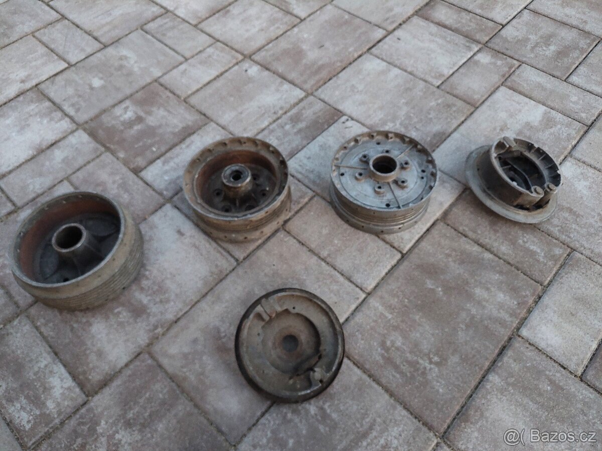 Jawa kyvacka - brzdovy štít, stred kola