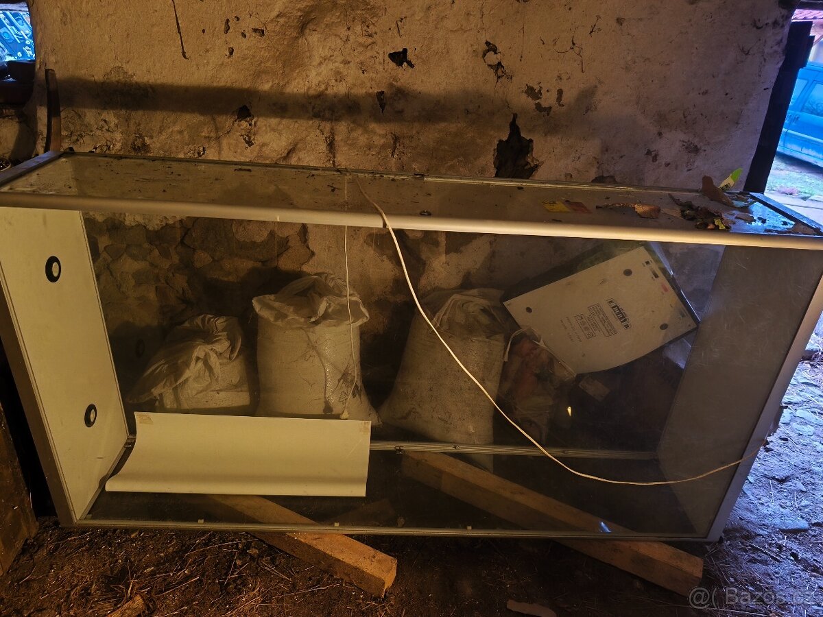 Skleněná vitrína s osvětlením