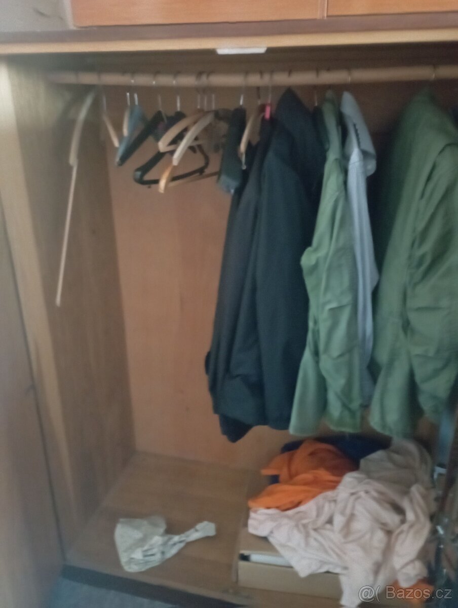 Skříň šatní