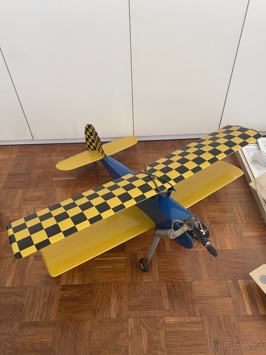 RC model dvouplošníku MAX