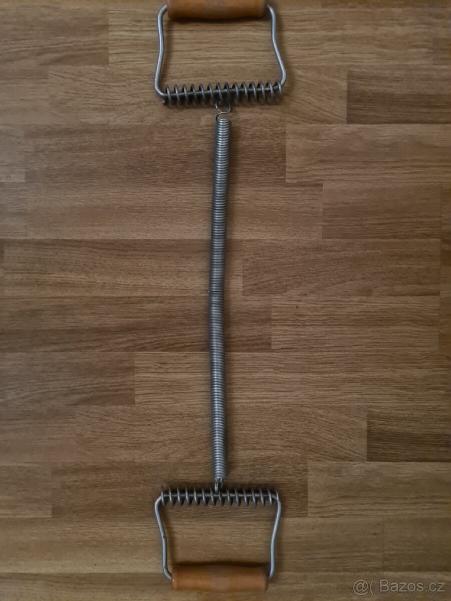 Posilovač pružinový