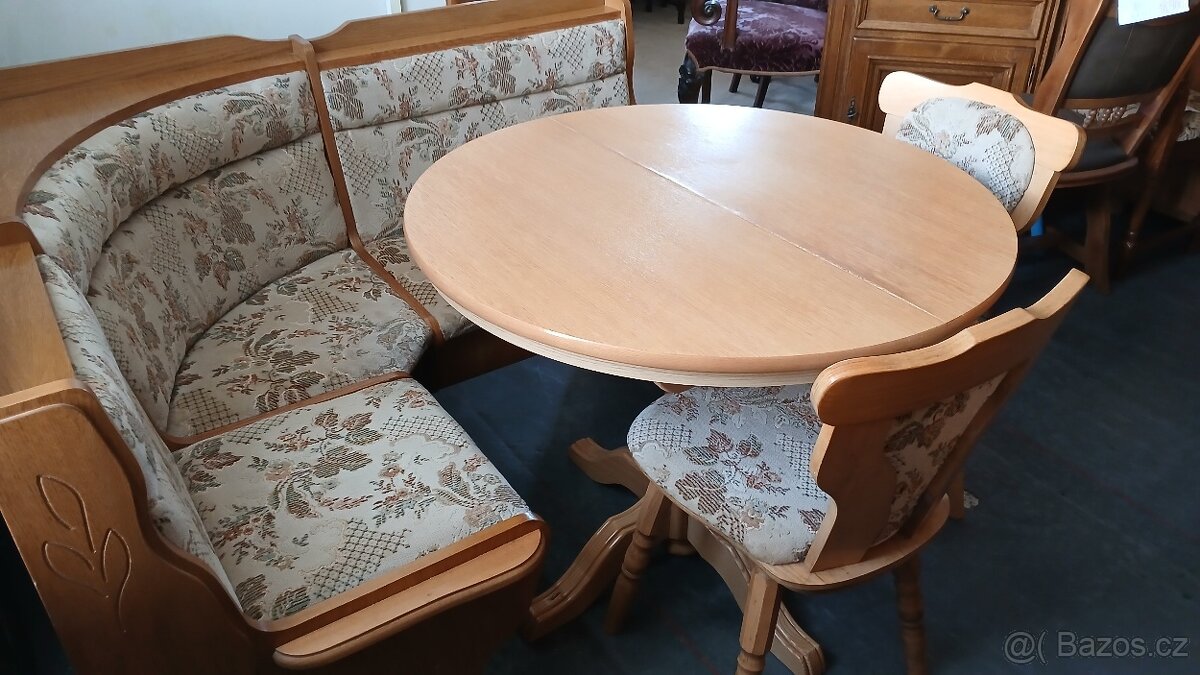 Rohová lavice + 2x židle + rozkládací stůl