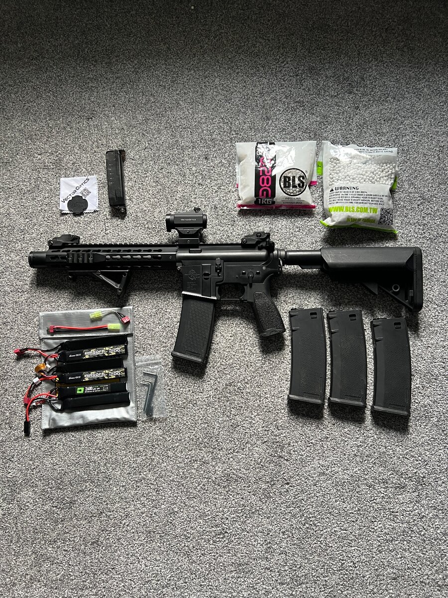 Airsoft M4 AEG + baterie, zásobníky, red dot – komplet SET