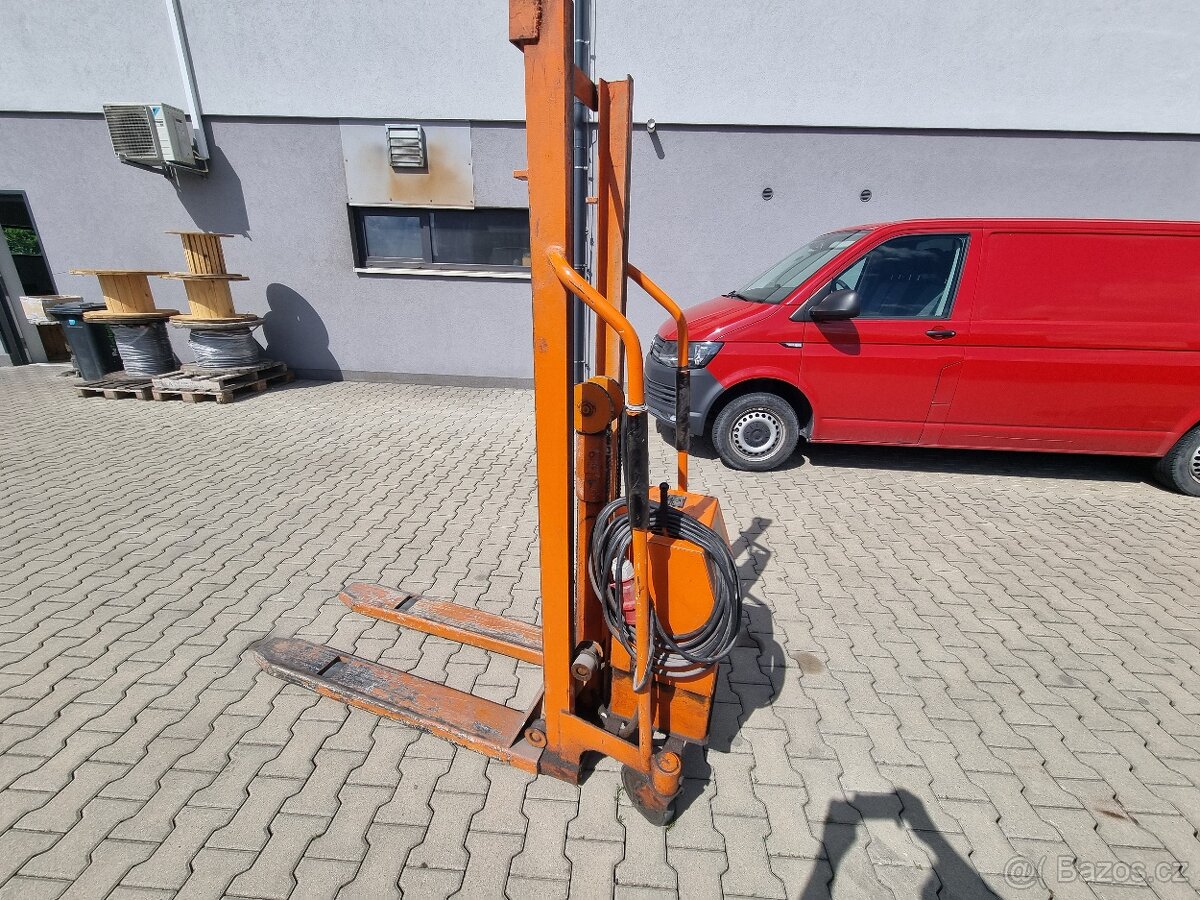 VYSOKOZDVIŽNÝ ELEKTRICKÝ VOZÍK