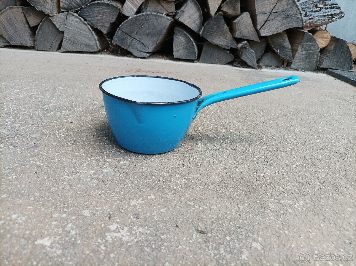 Smaltovaný modrý rendlík