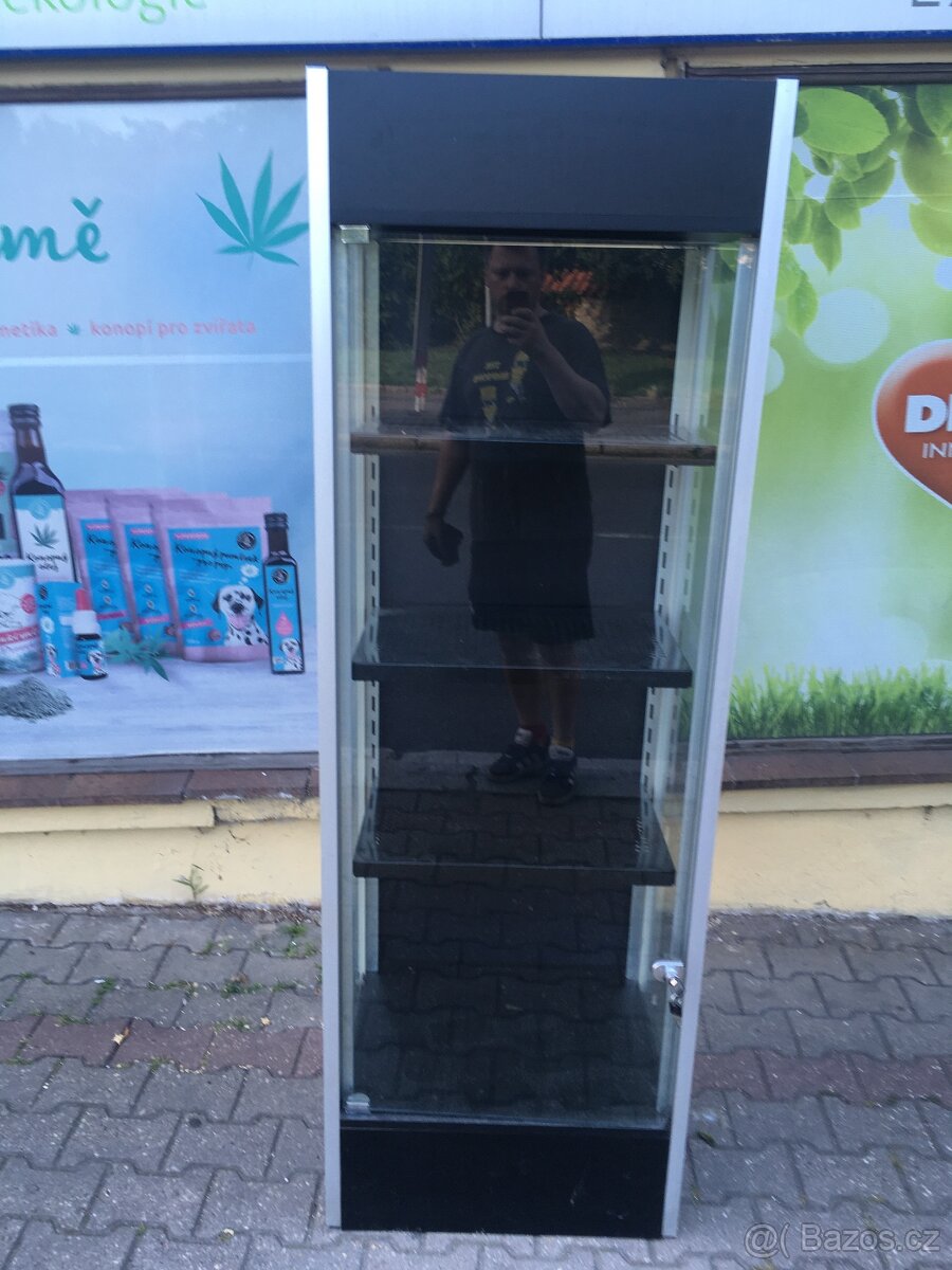 Prosklena vitrina, uzamykací