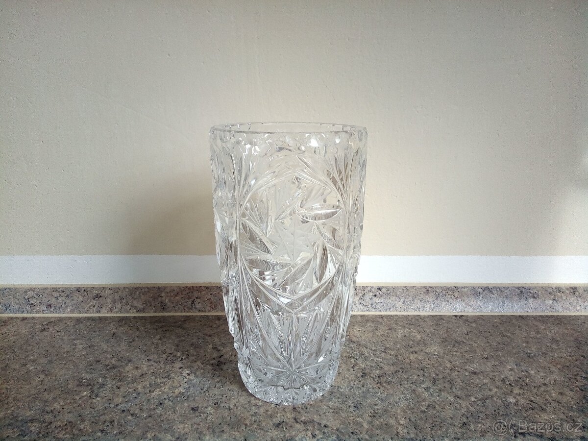 Broušená váza 20,3x10,7 cm,