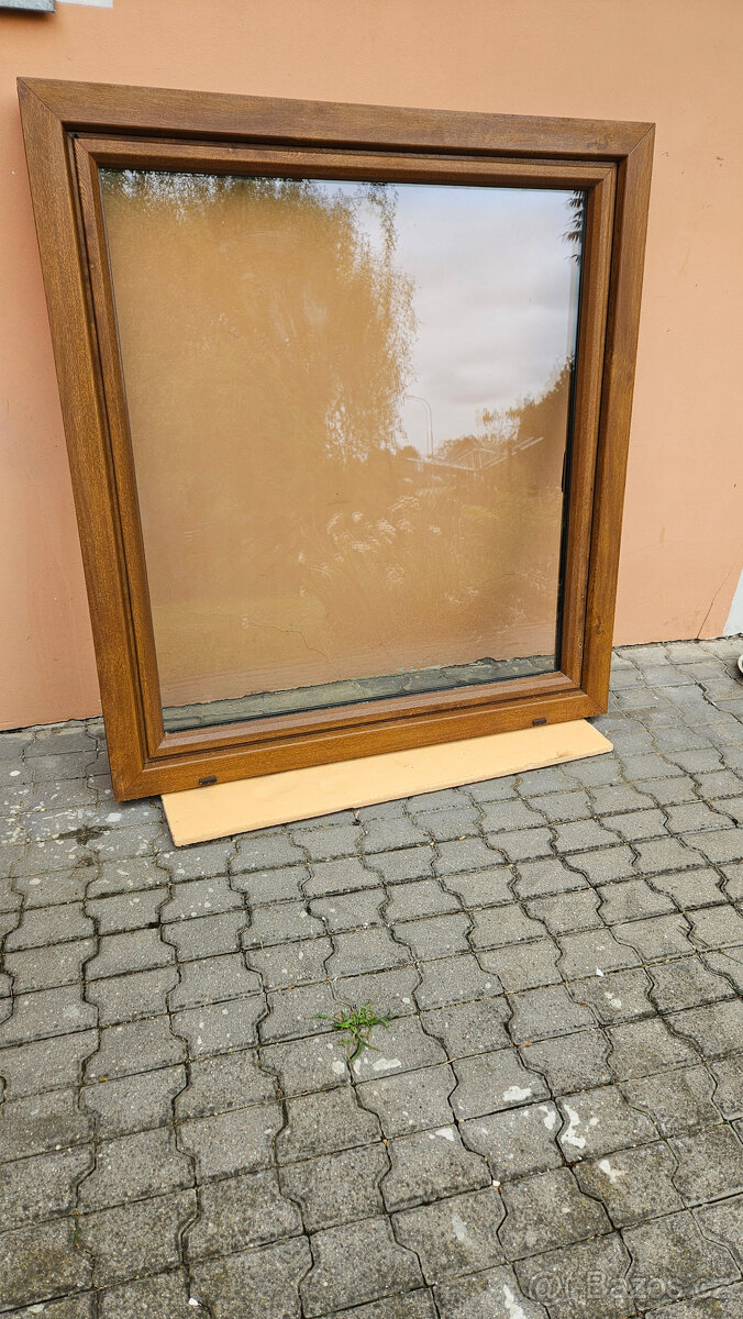 Plastové okno zlatý dub