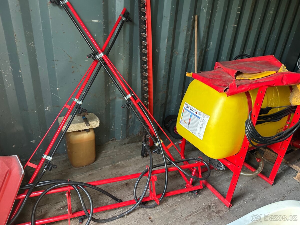 Nesený plošný postřikovač AGS 330 6m