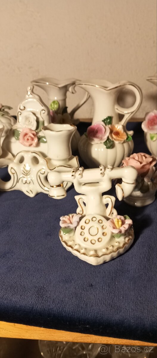 Spousta porcelánových miniatur