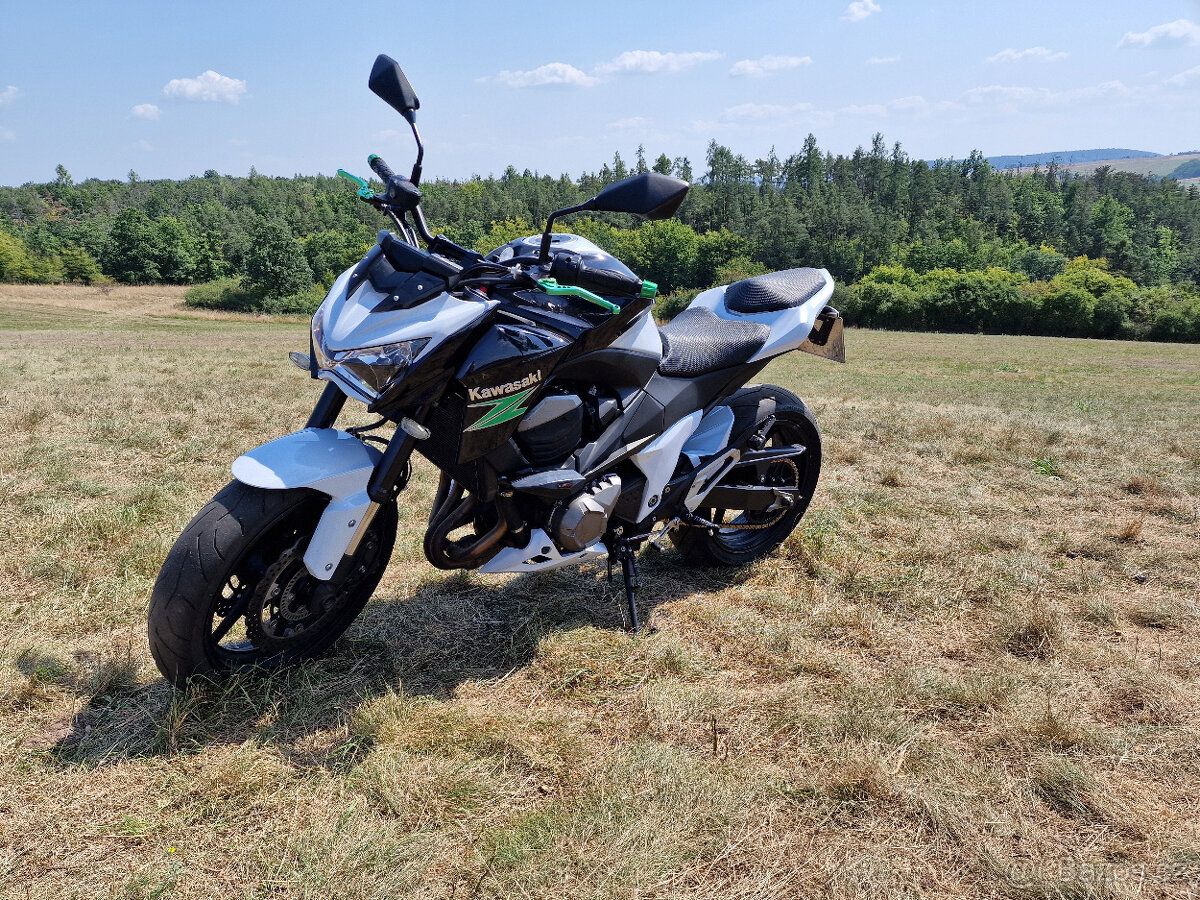 Kawasaki Z800E – 78 kW – bílá perleť + LeoVince – TOP stav