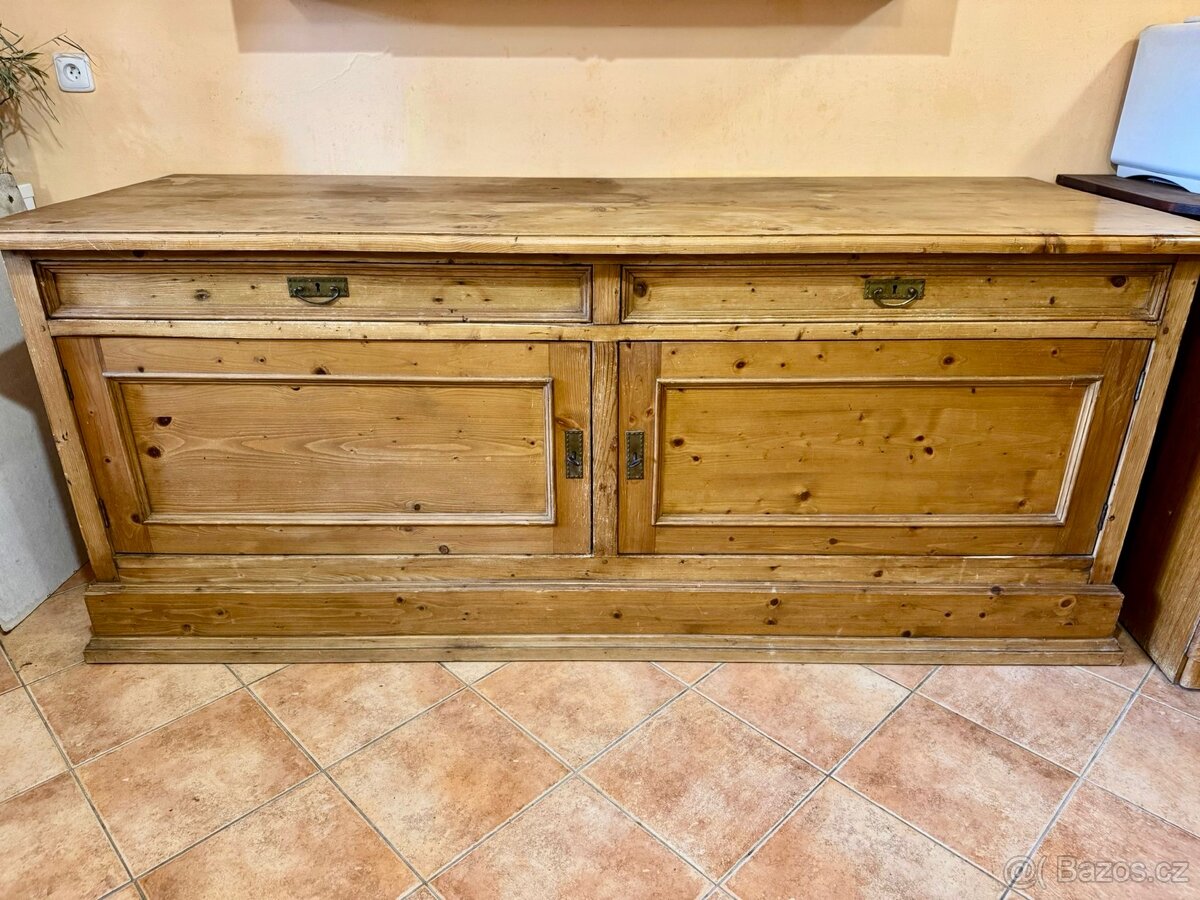 Velký starožitný příborník z masivu