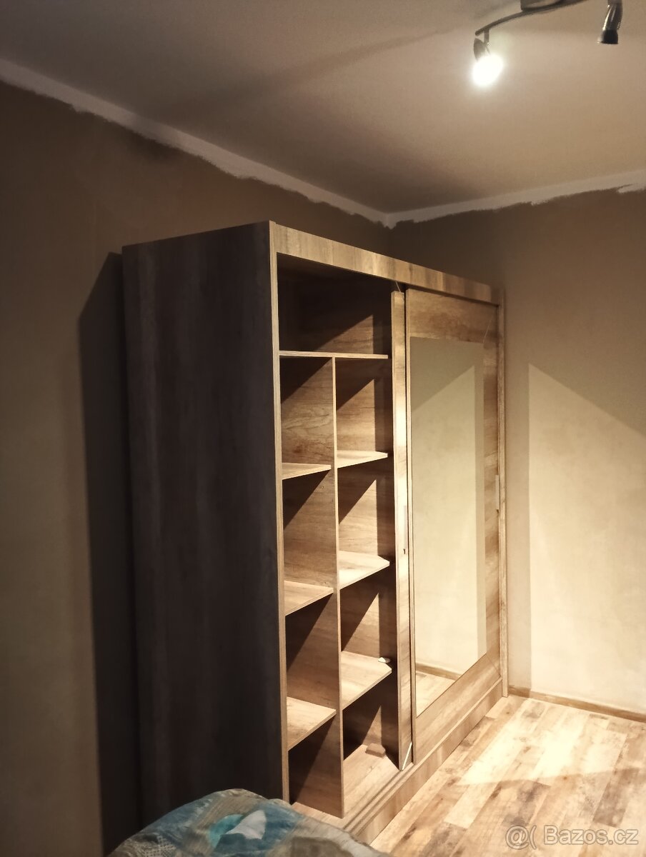 Šatní skříň se zrcadlem