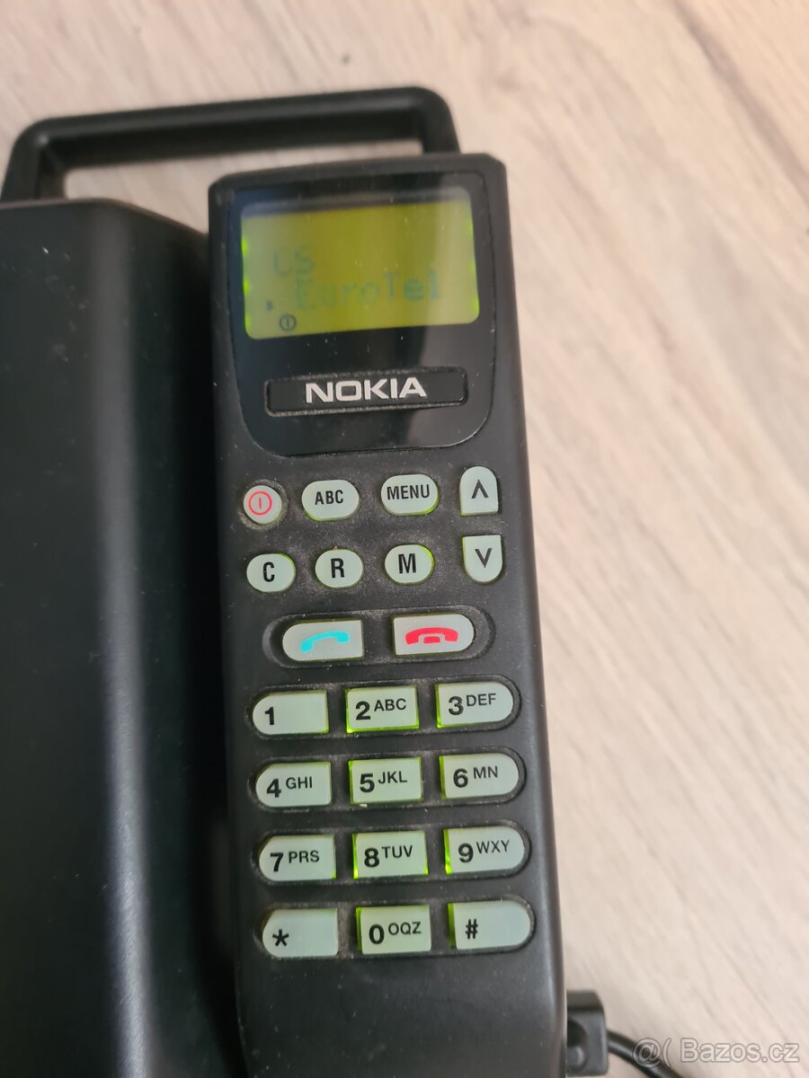 Mobil Nokia jde zapnout, dokumenty a krabice k ni