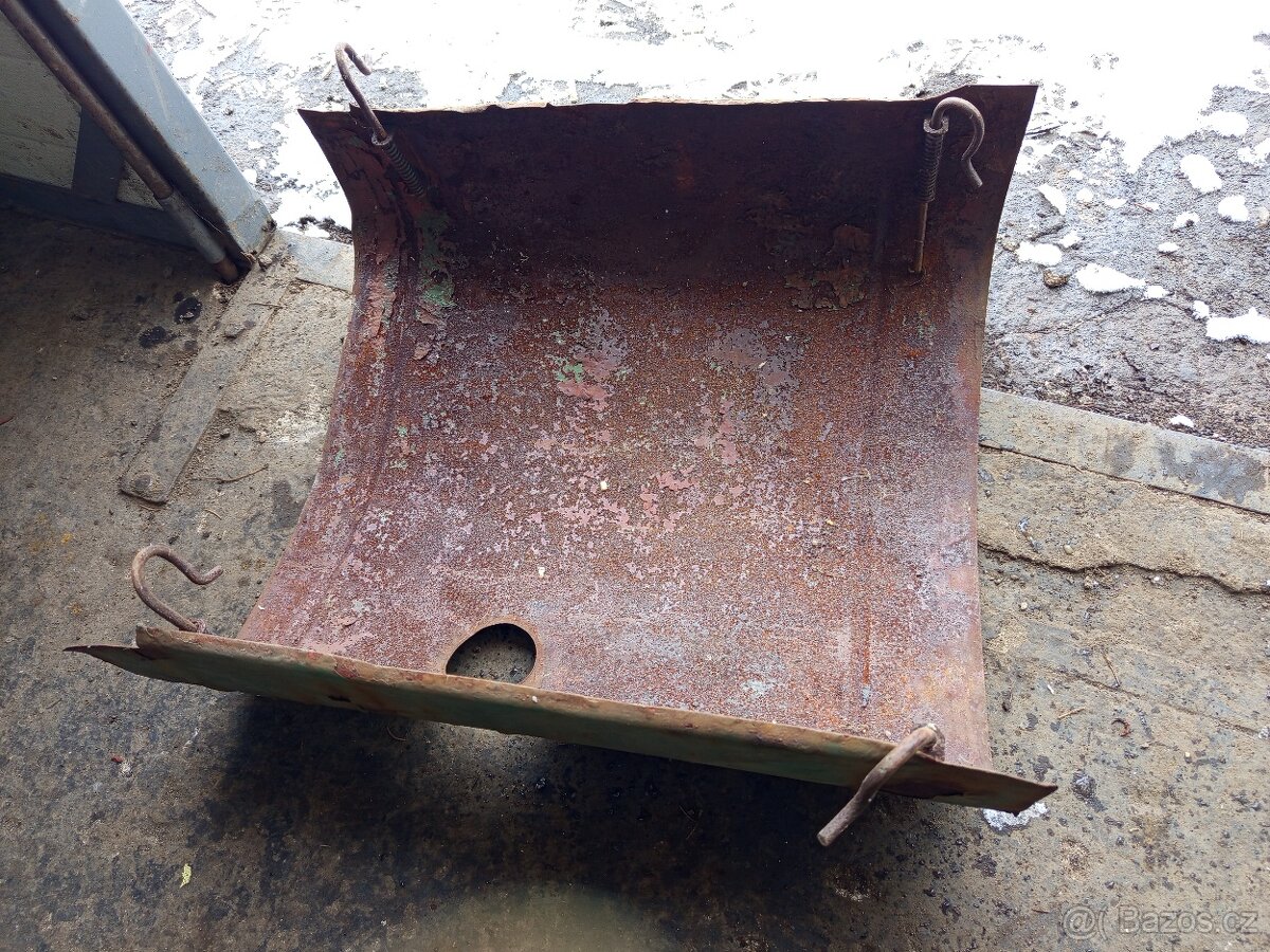 Kapota Zetor 25 a spodní závěs