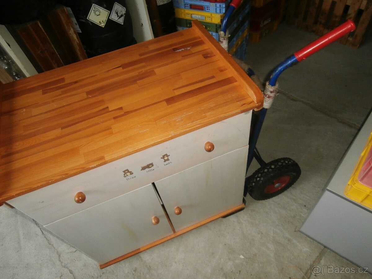 Dětský přebalovací stolek skříňka nábytková za 500 kč