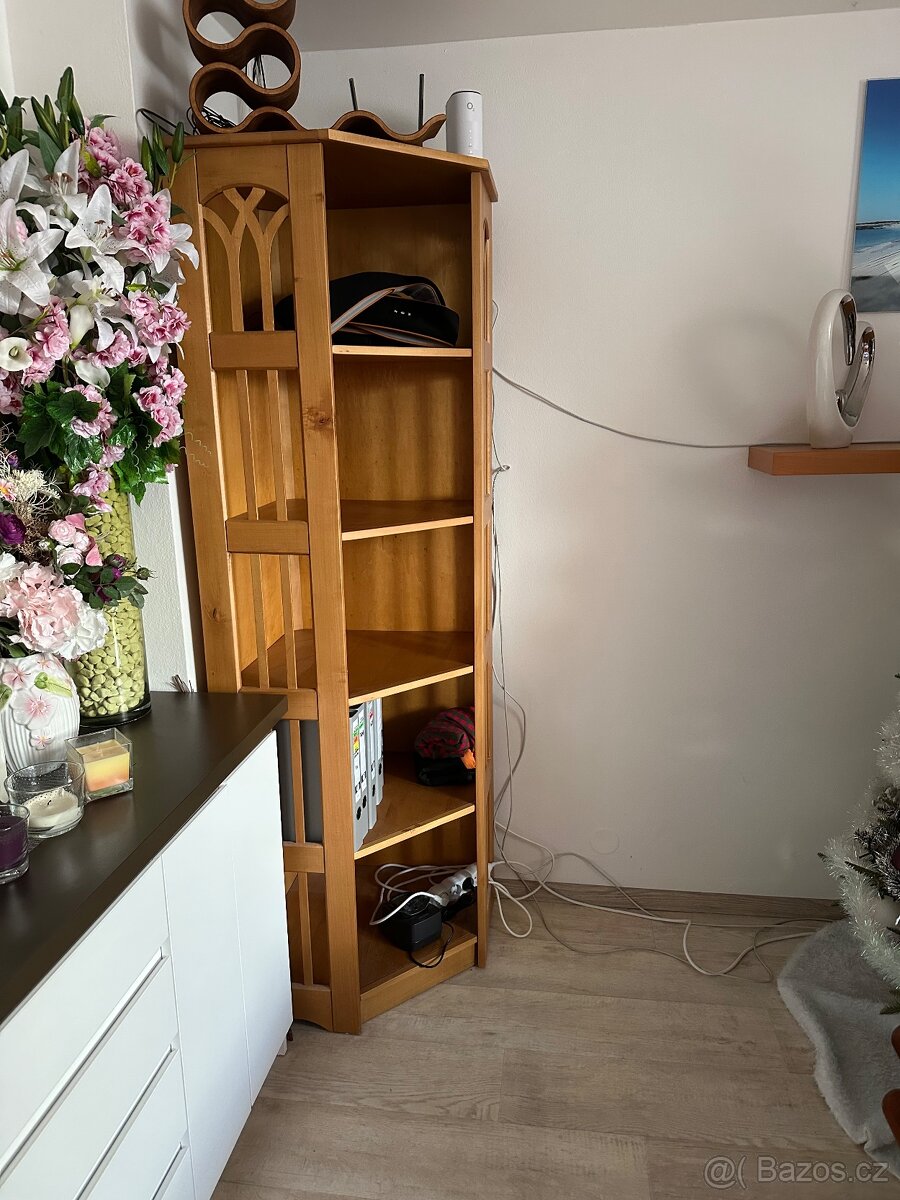 Dřevěná rohová police -masiv