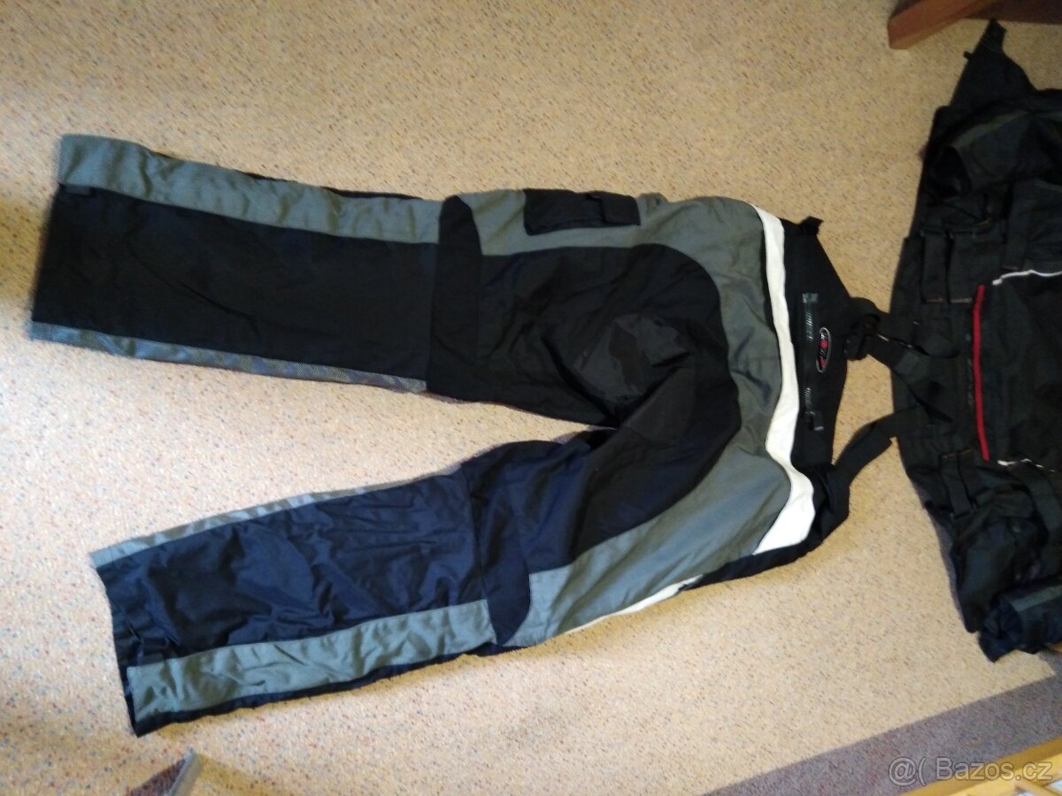 MOTORKÁŘSKÉ KALHOTY.