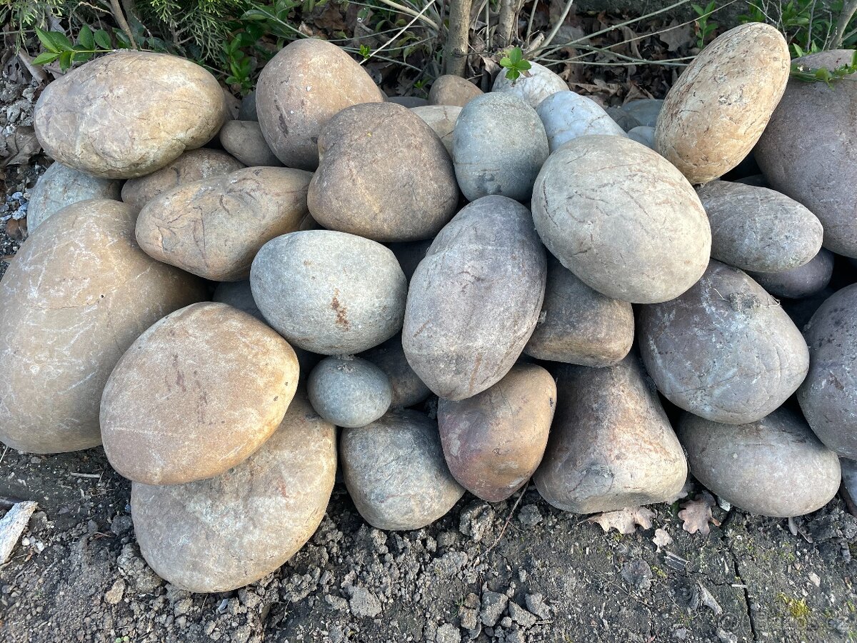 Říční kameny