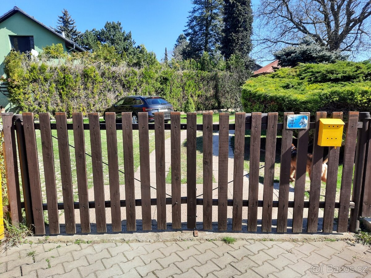 Plotová branka v dobrém stavu,š - od čepu k čepu 331 cm