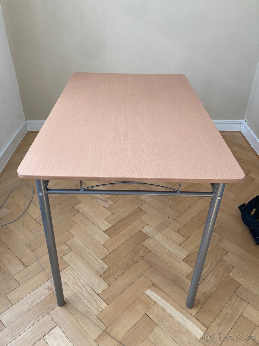 Jídelní stůl se 4 židlemi – moderní design, jako nový
