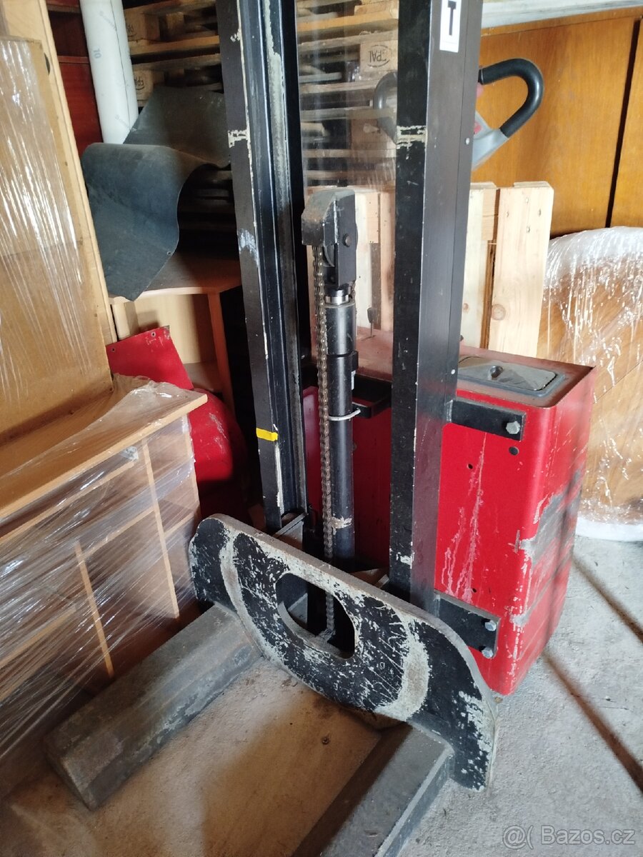 Zvedací zařízení za traktor