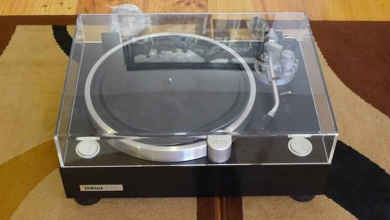 Gramofon Yamaha GT-2000 s přímým pohonem