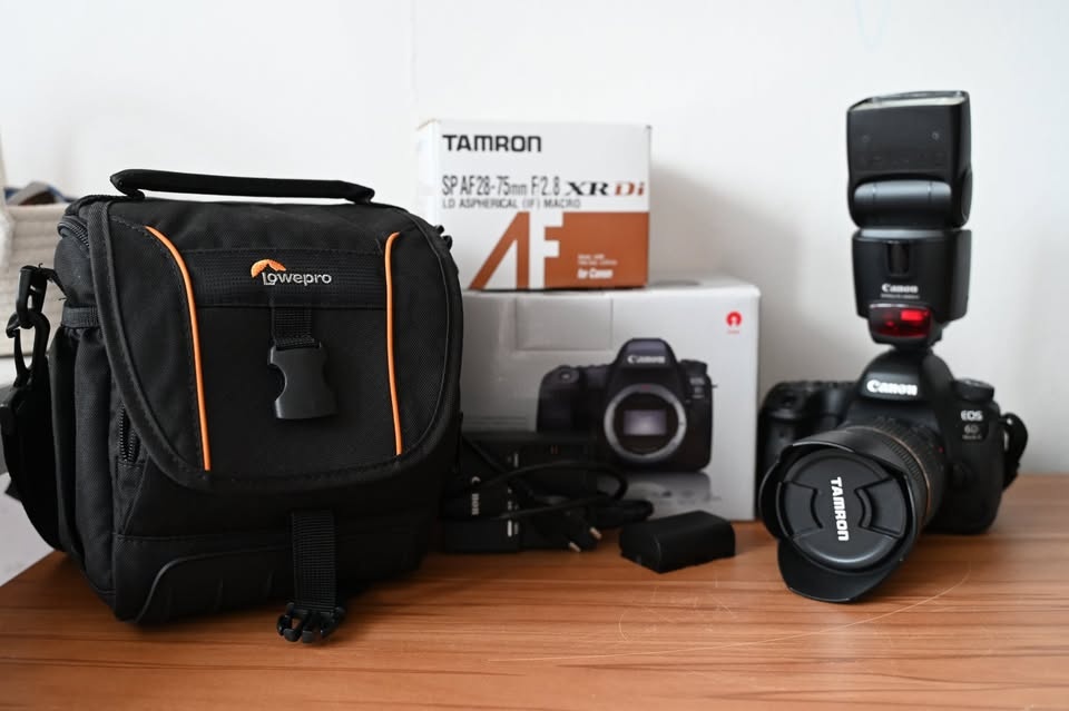 set Canon eos 6d mark ii, objektiv, blesk, brašna