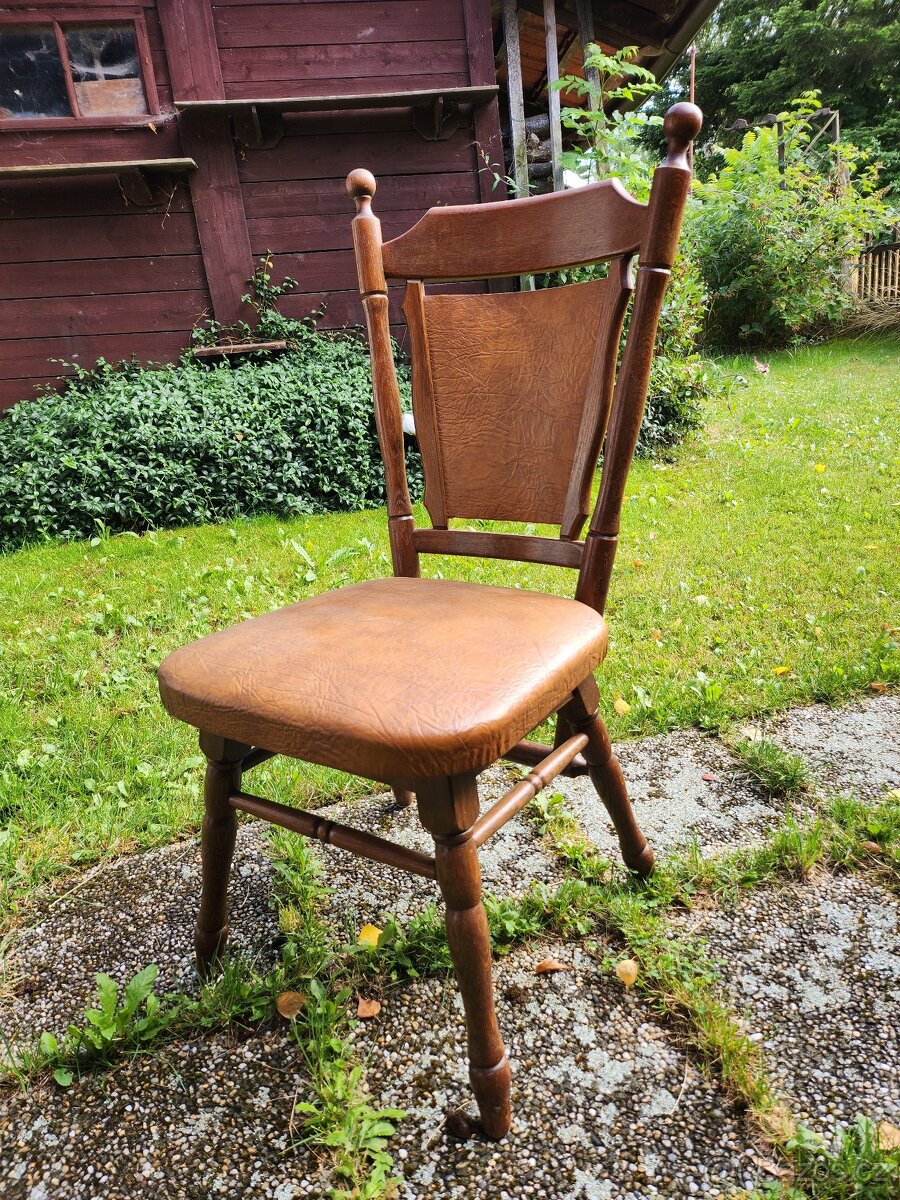 Prodám 4 židle z masivu.