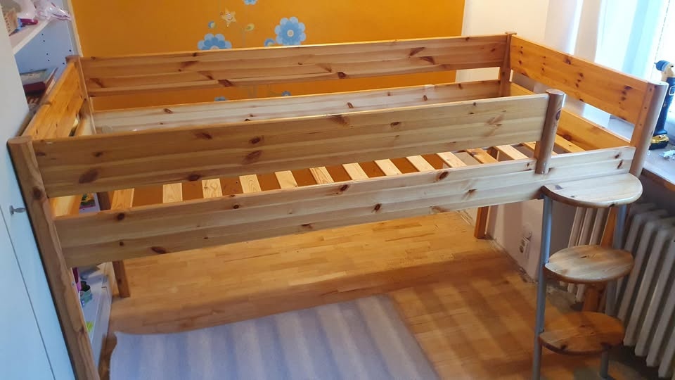 Robustní patrová postel z masivu