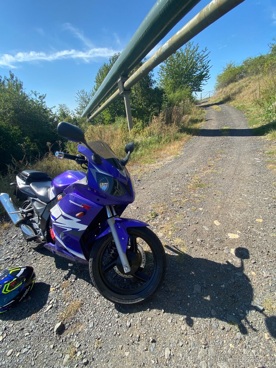 Prodám nepojízdnou motorku Daelim Roadwin 125R (2008, 10,9 k