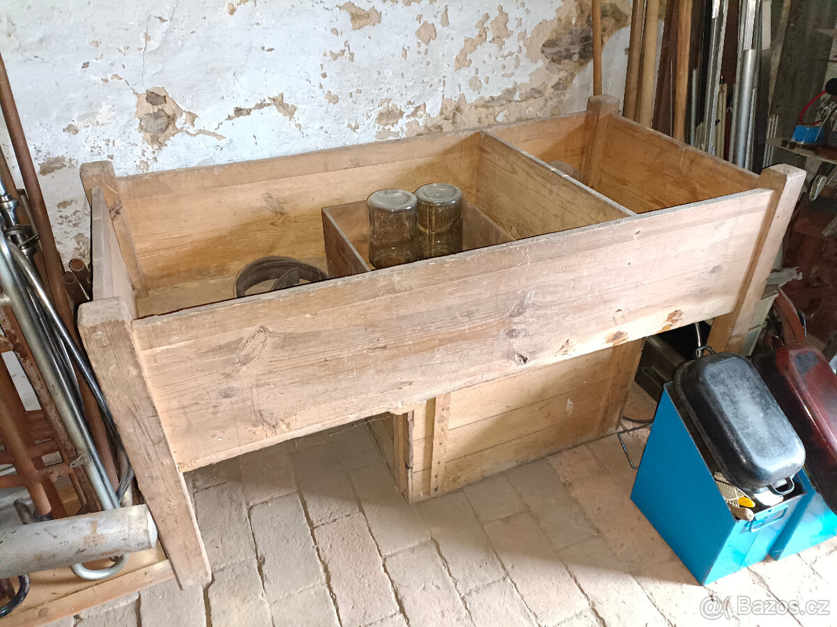 staré kuchyňské dřevěné moučnice truhly uhlák nůše síto aj.