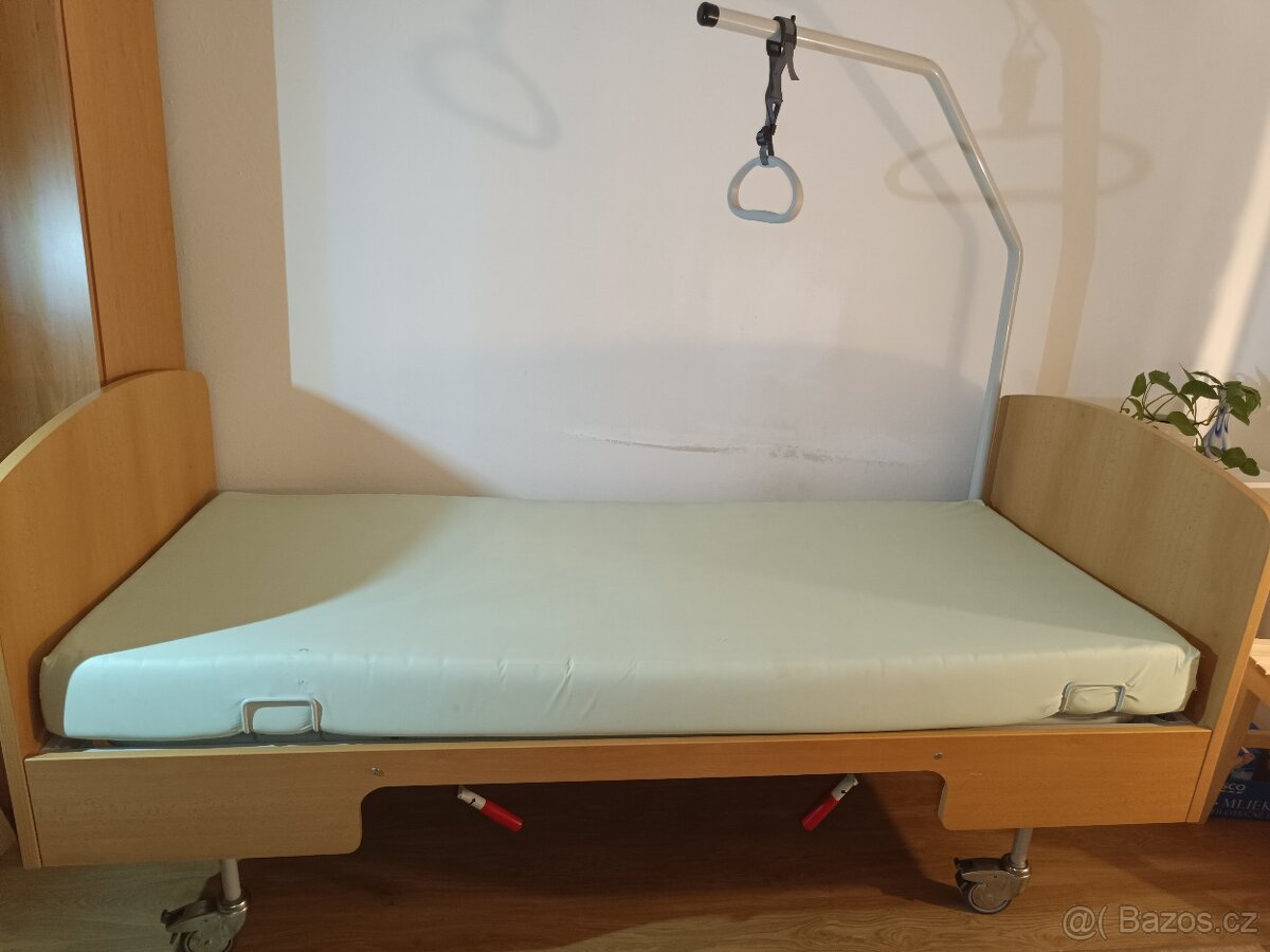 Ručně nastavitelná postel a výškově nastavitelný stolek