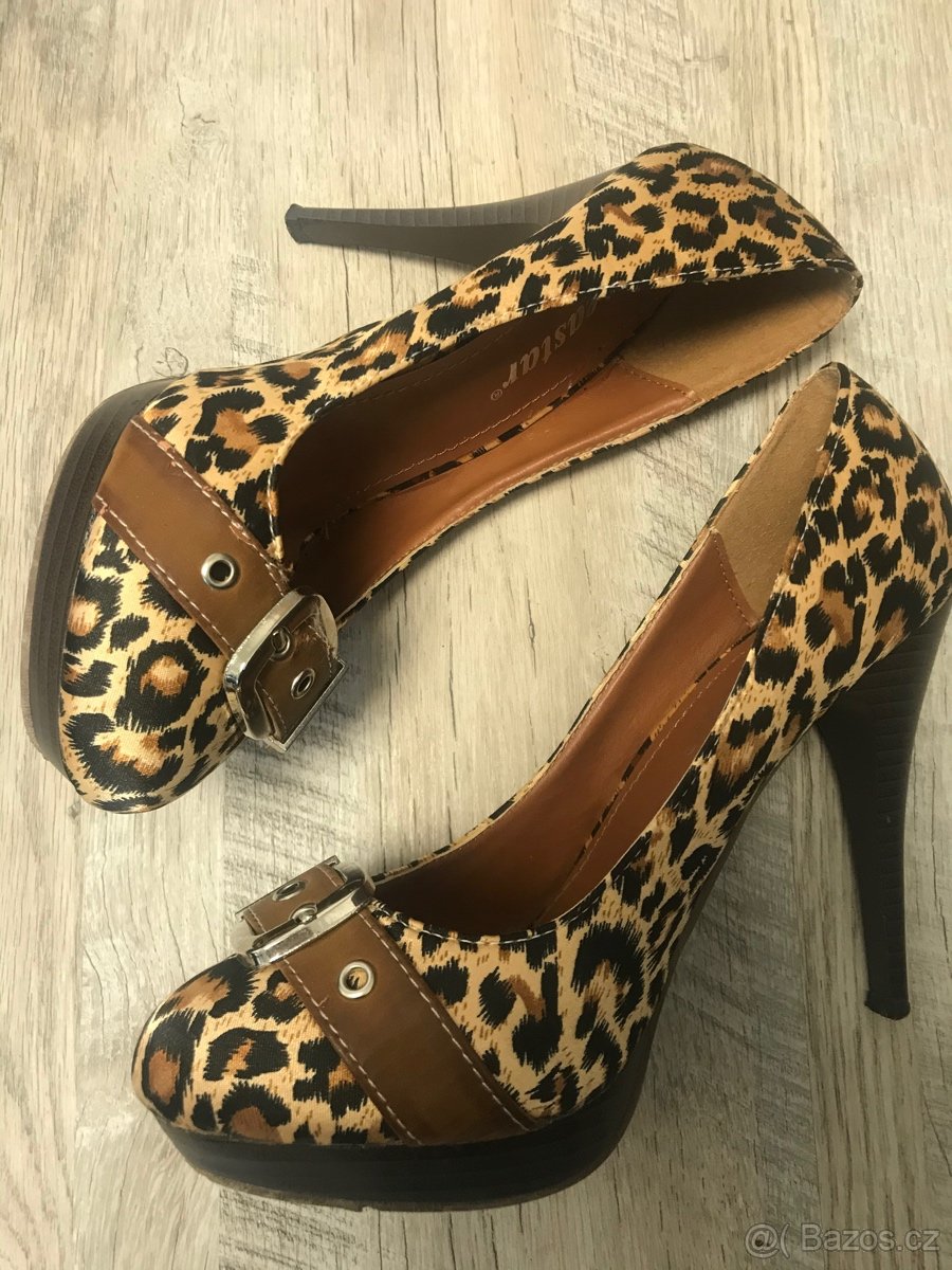 Boty na podpadku so zvířecím vzorem