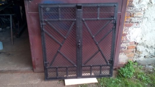 Kovanotepaná dvoukřídlá krbová dvířka