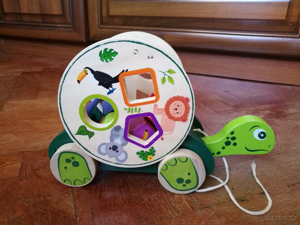 Dřevěná tahací želva Playtive