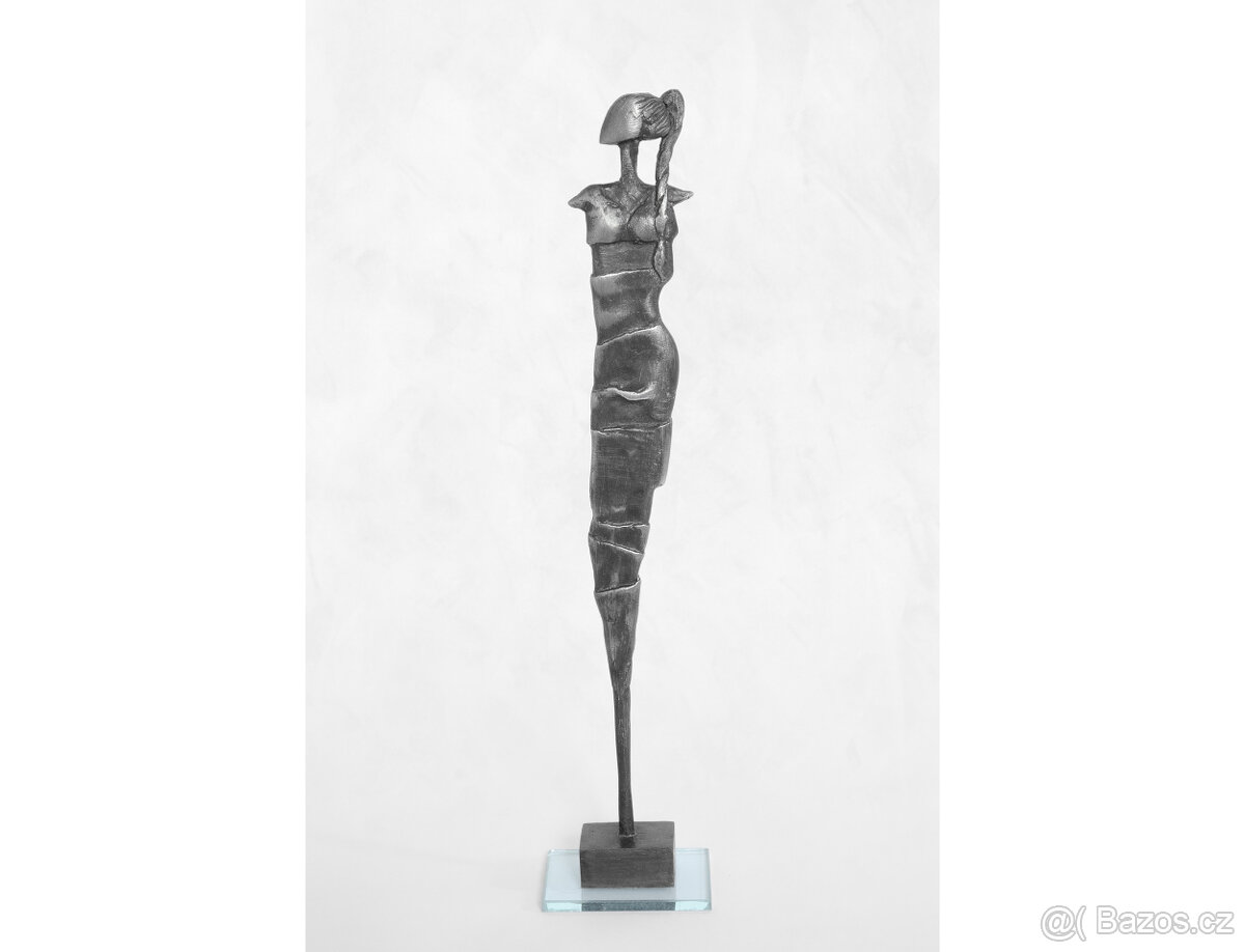 Dívka s copem, socha dívky kov cín dekorace originální umění