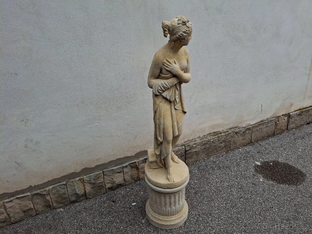 Řecká dívka s podstavcem z pískovce